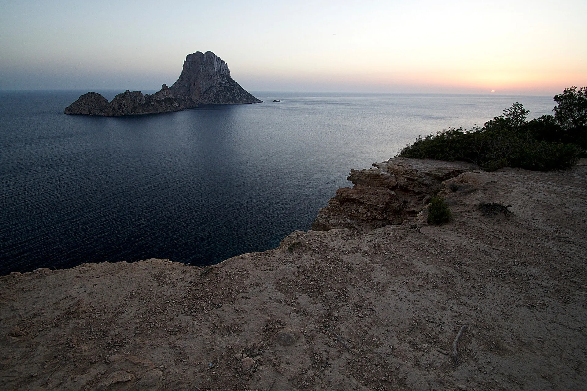 7Pines Resort Ibiza aan een rotskust op de westkust met uitzicht op de Es Vedra-rots en mediterrane pijnbomen