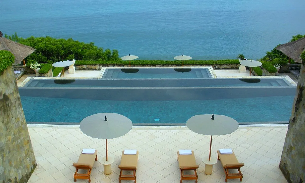 Amankila Bali driedelig infinity pool dat afdaalt over de klif richting de Lombok Strait