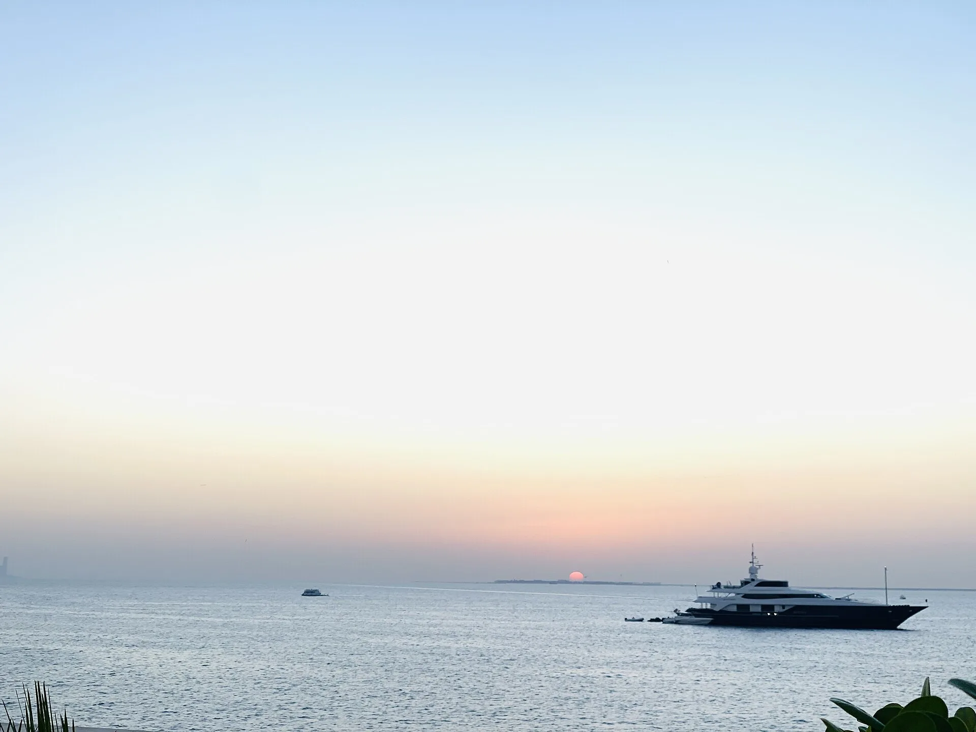Bulgari Resort Dubai aan zeepaardje-eiland Jumeirah Bay met yachts