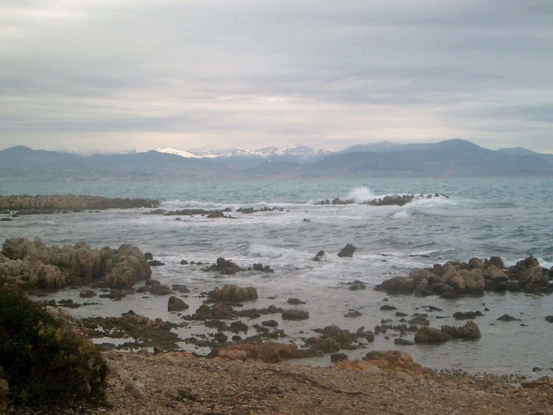 Hotel du Cap-Eden-Roc op Cap d'Antibes met witte gevels boven de Middellandse Zee aan de Cote d'Azur