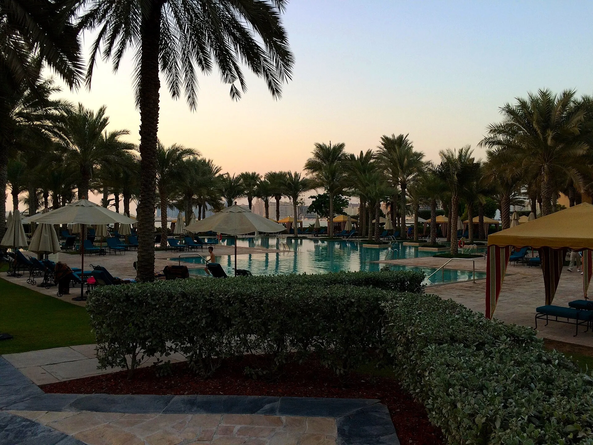 One&Only Royal Mirage Dubai Arabisch paleis met palmen aan strand