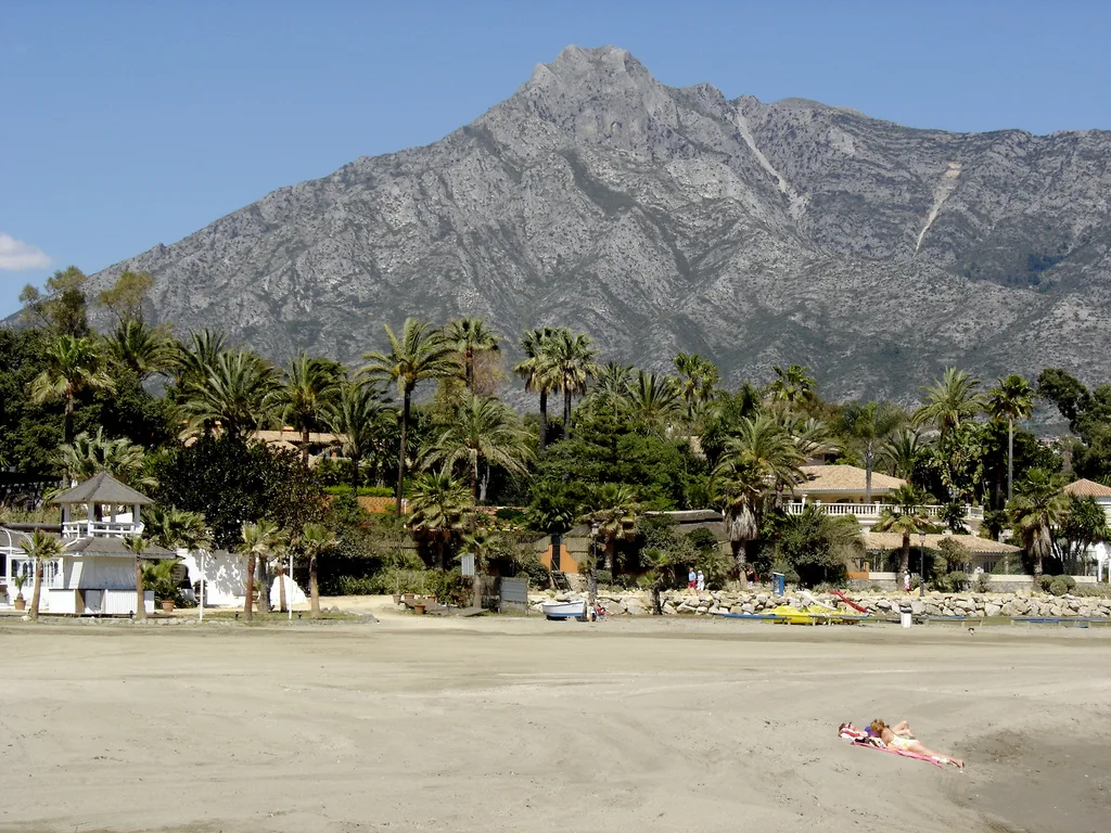 Puente Romano Beach Resort in Marbella met bungalow-architectuur in subtropische tuinen en uitzicht over Middellandse Zee