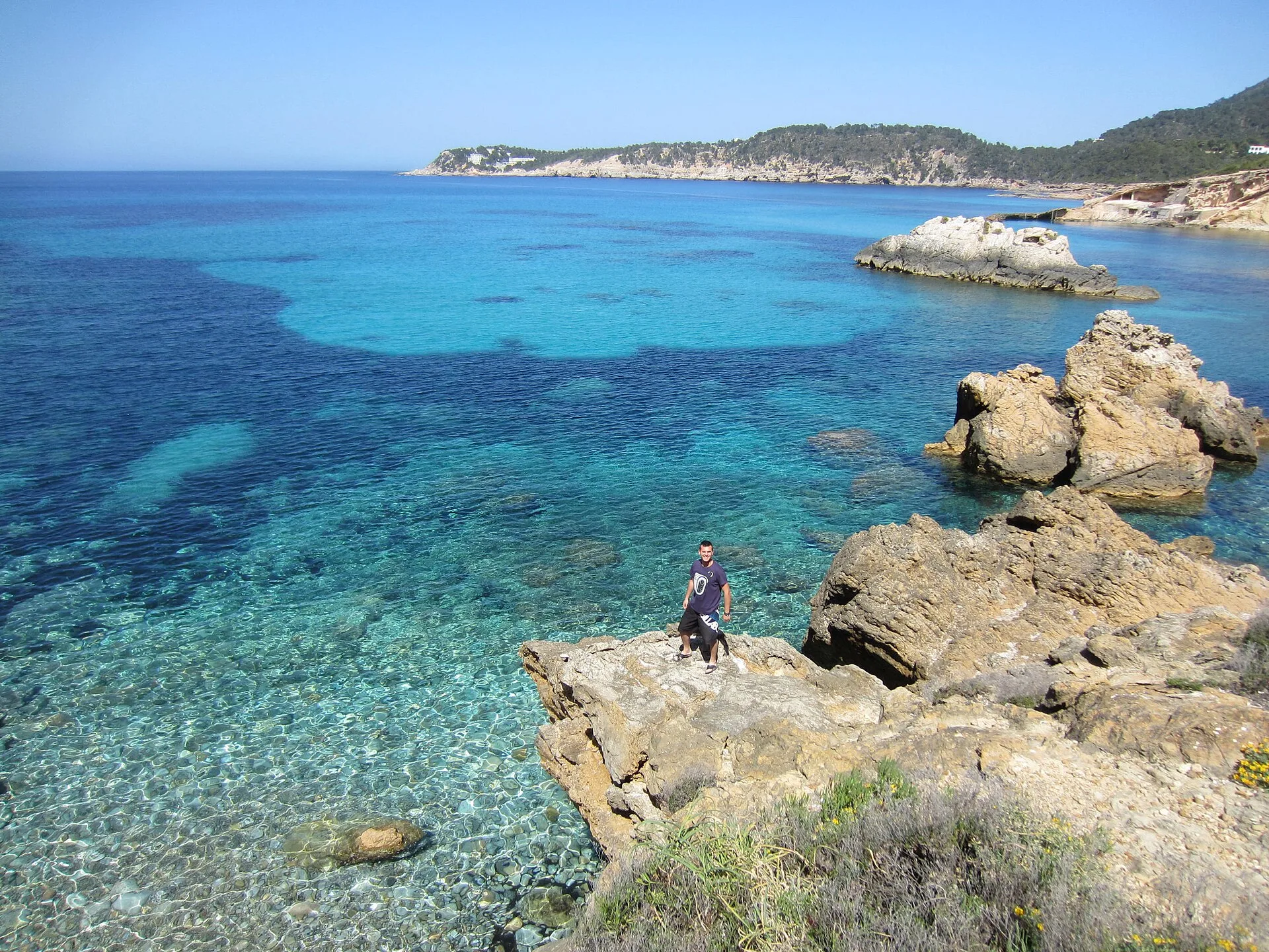 Het Six Senses Ibiza-resort in baai Cala Xarraca met witte villa-architectuur en mediterrane vegetatie