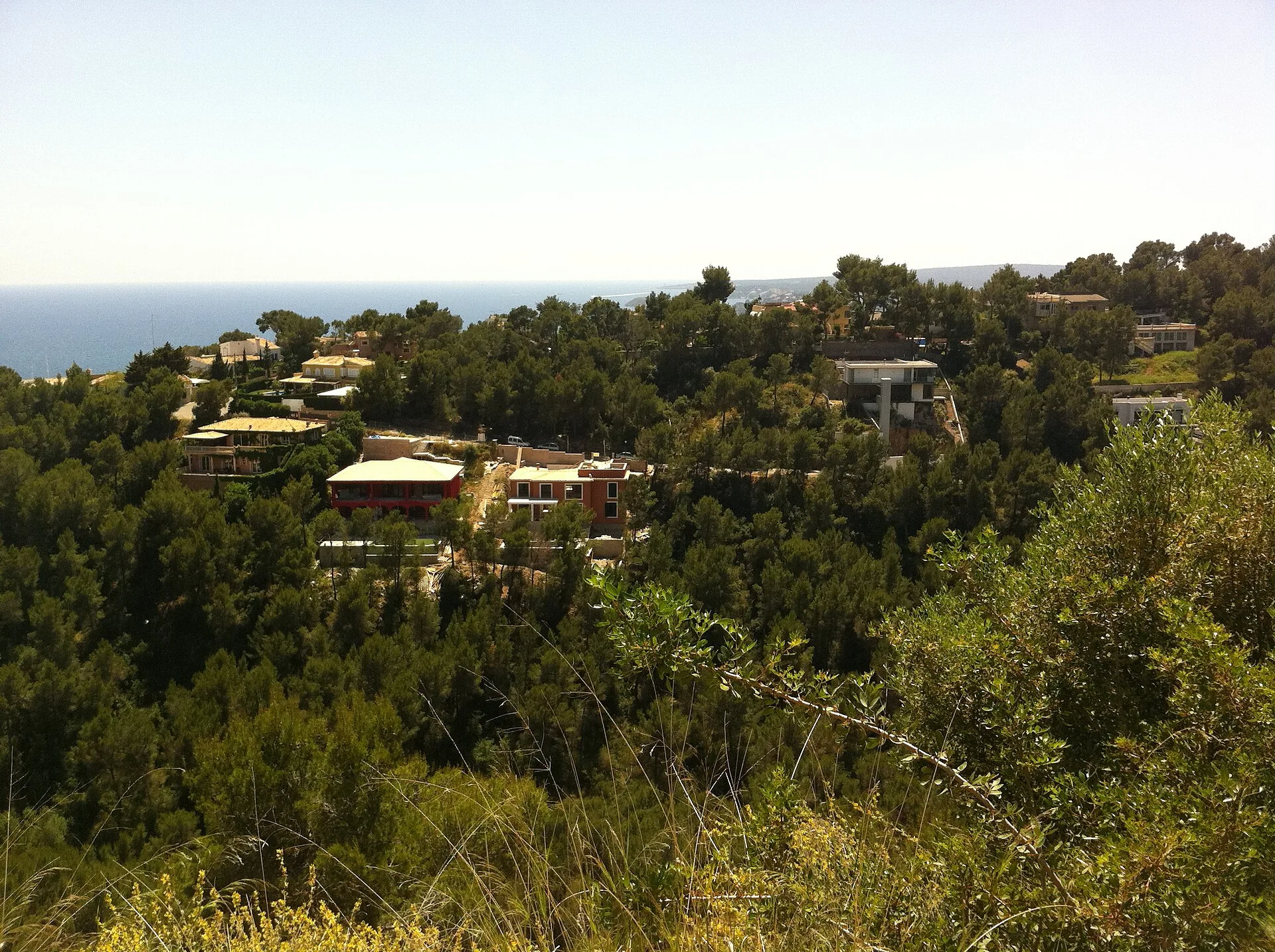 St. Regis Mardavall Mallorca resort met witte gevels en tuinen aan de zuidwestkust van Mallorca