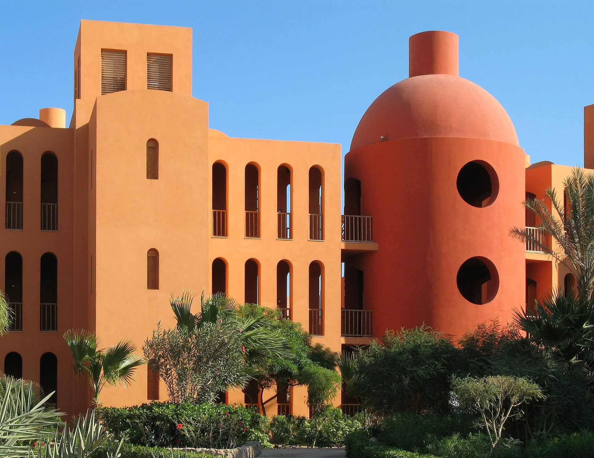 Steigenberger Alcazar zwembad met Marokkaans-thema architectuur