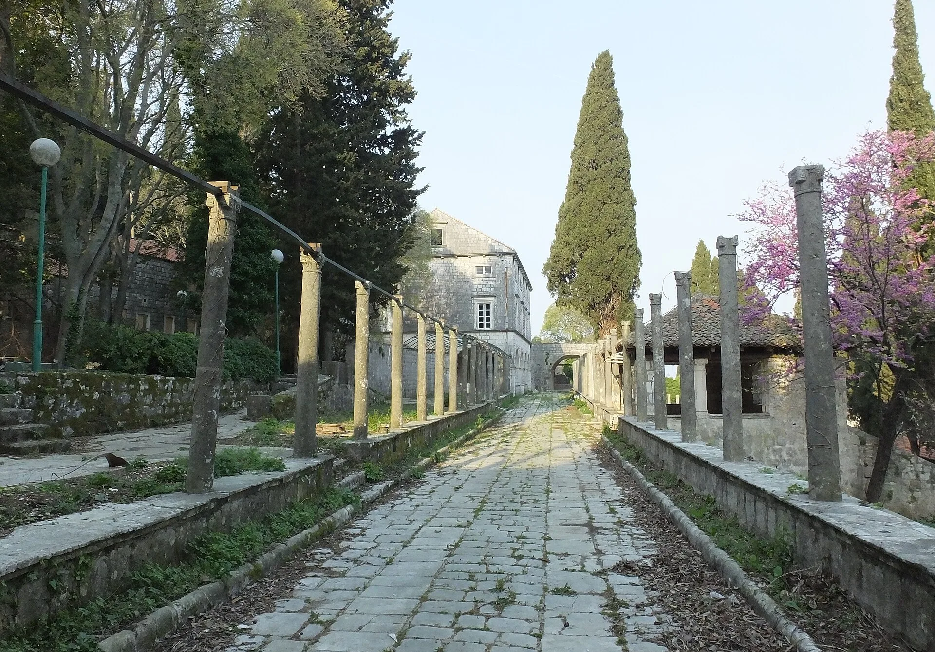Villa Dubrovnik op de klif met terrassen en zicht op de oude stad